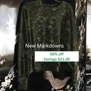 🐢Embossed green top. NWOT